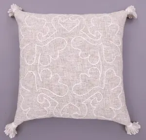 Декоративная наволочка из хлопка и льна с вышивкой и кисточками